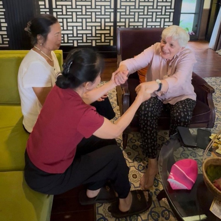 Hai bên thông gia xúc động tạm biệt nhau 