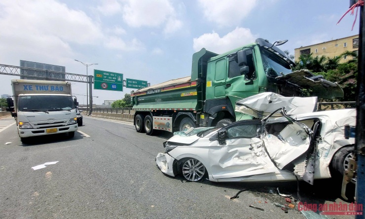 Chiếc ô tô con bị "vò nát" sau tai nạn.