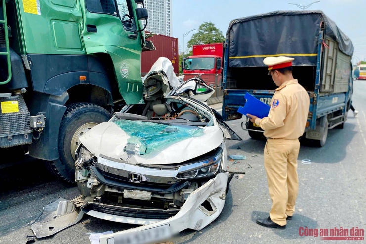 Đội CSGT số 6 cử cán bộ, chiến sĩ đến hiện trường khám nghiệm, điều tra vụ việc.