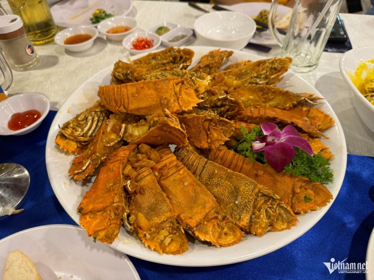 Món tôm mũ ni cháy tỏi được phục vụ trong nhiều nhà hàng, quán ăn ở Mũi Né