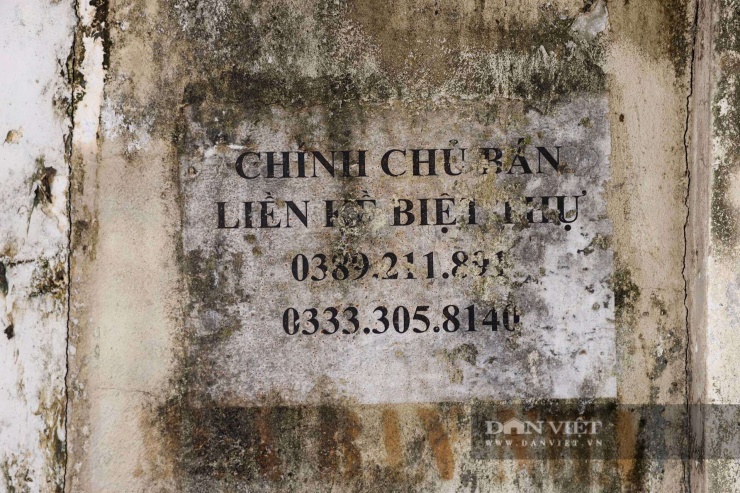 Thông tin đăng bán bị phai mờ trên bức tường rêu mốc của một căn biệt thự. Người dân sinh sống trong khu vực này cũng không biết thông tin về chủ các ngôi nhà này, chỉ biết đã từ rất lâu không có ai lui tới, bỏ mặc những căn biệt thự, liền kề xuống cấp theo thời gian.