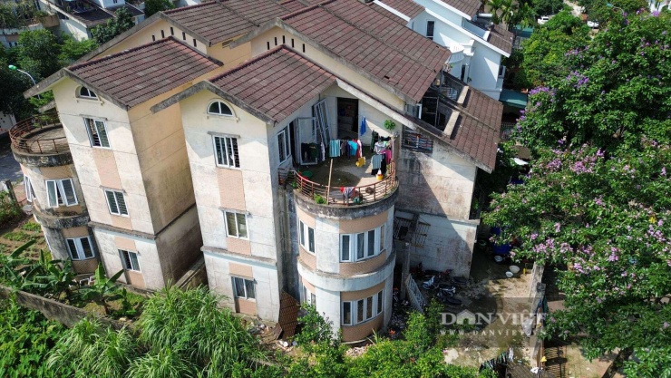 Xen lẫn giữa những căn nhà hoang tàn "cửa đóng then cài", một số căn biệt thự lại xuất hiện người sinh sống. Tuy nhiên, theo phản ánh của người dân khu vực, đây không phải là chủ nhân thực sự của các khối tài sản này.
