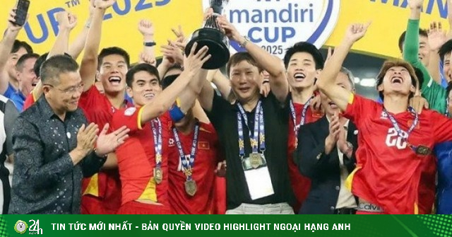 Thủ tướng tặng Bằng khen cho Ban huấn luyện U22 Việt Nam vô địch SEA Games 33