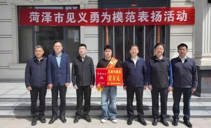 Trương Kiện được trao tặng bằng khen vì hành động nghĩa hiệp.