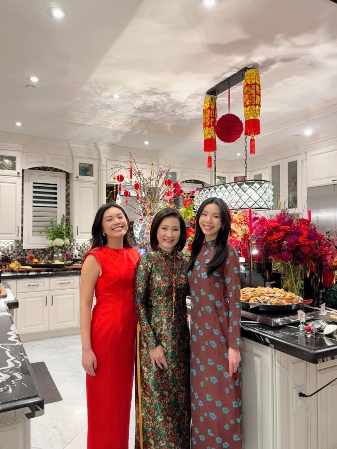 Dịp Tết Nguyên đán, Hồng Đào thường trang trí nhà cửa bằng hoa đào, hoa mai và một số loại hoa màu đỏ chủ đạo theo phong tục Việt Nam.