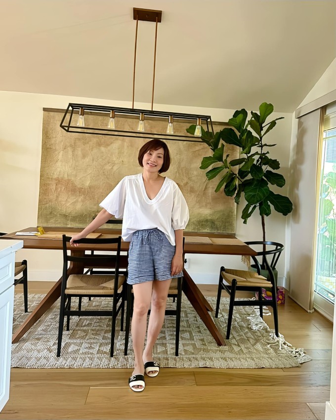 Hồng Đào khiến không gian sống thêm ấm cúng khi dùng cây xanh, tranh treo tường, thảm cùng tông với nội thất làm điểm nhấn.