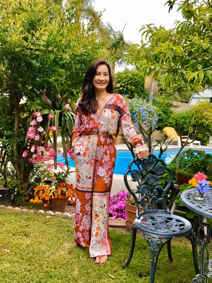 Biệt thự của Hồng Đào còn có bể bơi và không gian sân vườn với hàng trăm loại hoa đua sắc như hồng, mimosa, quỳnh, cúc, anh đào, sen đá...