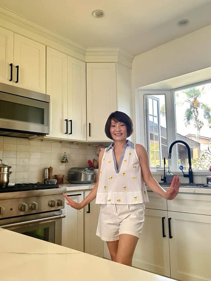 Gian bếp rộng rãi, có bàn đảo, được trang bị các thiết bị hiện đại phục vụ cho việc nấu nướng. Nữ diễn viên thường xuyên mời bạn bè về nhà tụ tập, thưởng thức trà chiều hoặc đãi tiệc.