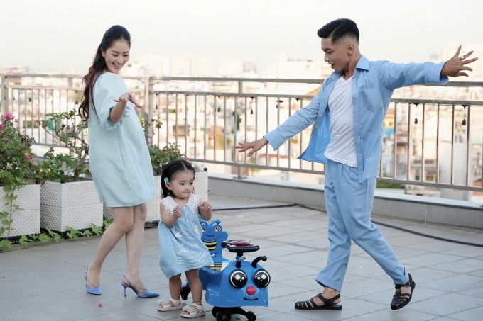 Tầng thượng của tòa nhà được dùng làm sân chơi. Nam kiện tướng dancesport trồng nhiều loại hoa hồng để chiều theo sở thích của bà xã cũng như tô điểm cho không gian.