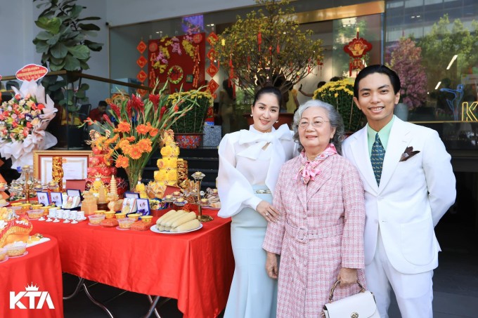 Vợ chồng Khánh Thi - Phan Hiển bên bà ngoại nam kiện tướng dancesport dịp khai trương năm mới 2025.