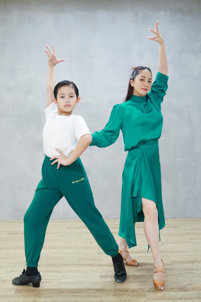 Trung tâm dancesport được đặt ngay tại nhà nên Khánh Thi có thể tiết kiệm nhiều thời gian di chuyển. Các con của cô cũng thường xuyên cùng bố mẹ đến sàn tập từ bé, sớm được tiếp cận với khiêu vũ thể thao.