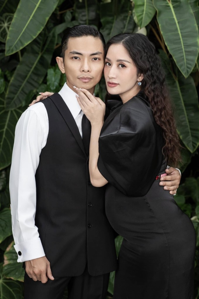 Sau khi có con trai đầu lòng Kubi cách đây 11 năm, Phan Hiển đón Khánh Thi về sống cùng gia đình anh tại tòa nhà phố bề thế ở trung tâm TP HCM. Cơ ngơi cao 6 tầng, là nơi gia đình Phan Hiển sống tam đại đồng đường trong nhiều năm, trước khi ông bà anh chuyển ra ngoài sống ở một biệt thự khác.