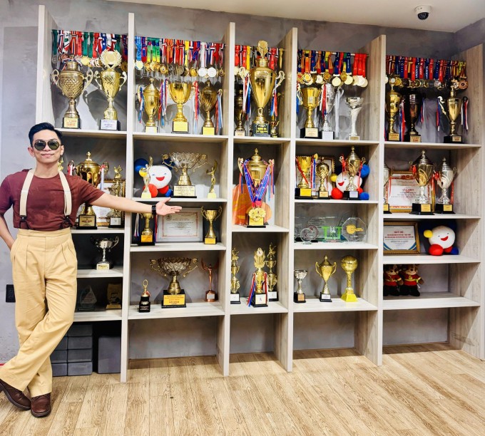 Một góc của trung tâm dancesport dùng để lưu giữ các giải thưởng vợ chồng Khánh Thi và con trai Kubi đạt được khi theo đuổi dancesport. Phan Hiển từng cho biết nhờ có sự hỗ trợ mặt bằng từ gia đình nên vợ chồng anh không quá áp lực trong việc kinh doanh, duy trì trung tâm dancesport, đặc biệt là thời gian Covid-19.