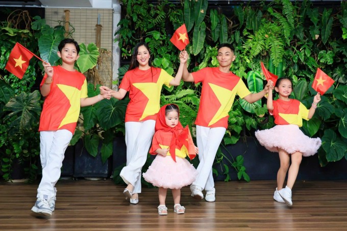 Đây cũng là địa điểm chụp hình yêu thích của gia đình Khánh Thi - Phan Hiển cũng như đại gia đình mỗi khi cả nhà tụ họp.
