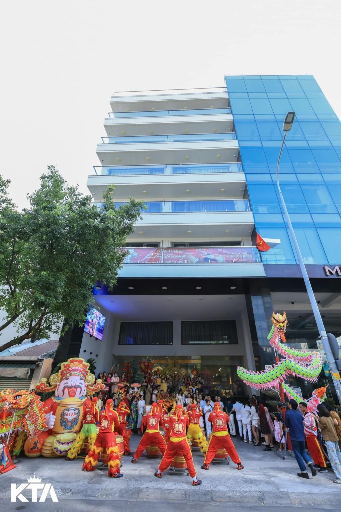 Cơ ngơi nhà Phan Hiển có 6 tầng, gồm một tầng hầm để xe, tầng lửng tiếp khách, tầng 1-2 dành cho trung tâm dancesport của hai vợ chồng, tầng 3-4 để ở và tầng 5 dành cho không gian sinh hoạt chung, trong khi tầng thượng dành để trồng cây. Mỗi mặt sàn rộng khoảng 300 m2. Tòa nhà nằm trên một con phố sầm uất thuộc trung tâm TP HCM. Các dịp Tết, vợ chồng Khánh Thi - Phan Hiển thường tổ chức lễ khai trương năm mới cho trung tâm dancesport tại đây.