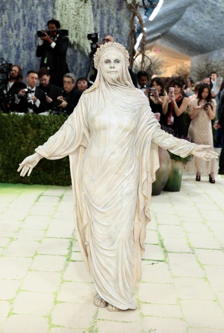 Loạt trang phục độc lạ của dàn mỹ nhân đình đám tại Met Gala 2026 - 2