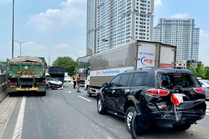Các xe ô tô đều hư hỏng sau tai nạn liên hoàn.