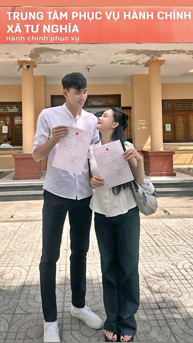 Cặp đôi hoàn tất thủ tục đăng kí kết hôn sau đám cưới