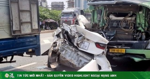 Hàng loạt ô tô dồn toa ở Hà Nội, xe con bị "vò nát"