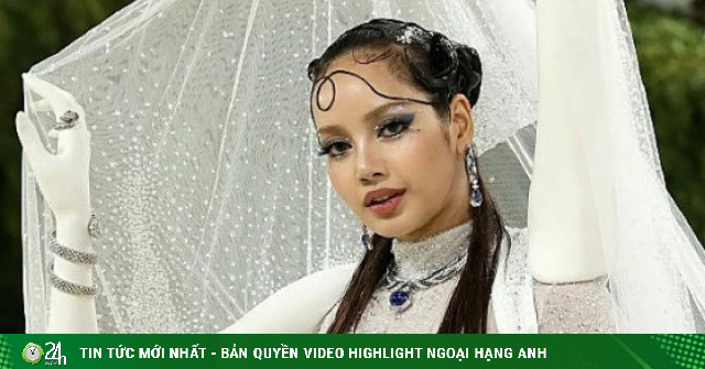 Đầm 'Bạch Cốt Tinh' của Lisa ở Met Gala bị chê 'như màn chống muỗi'