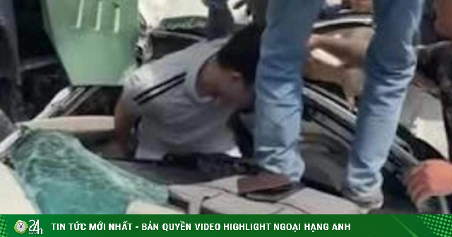 Video khoảnh khắc giải cứu tài xế khỏi ô tô bẹp dúm sau tai nạn ở Hà Nội