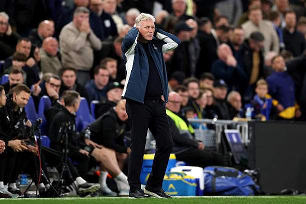 David Moyes không ít lần ôm đầu trong những phút cuối, nhất là khi các tiền đạo của ông cố ghi thêm bàn thay vì câu giờ