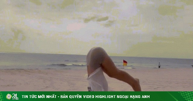 Hồ Ngọc Hà tranh thủ luyện động tác yoga 'khó nhằn' khi đưa con đi biển