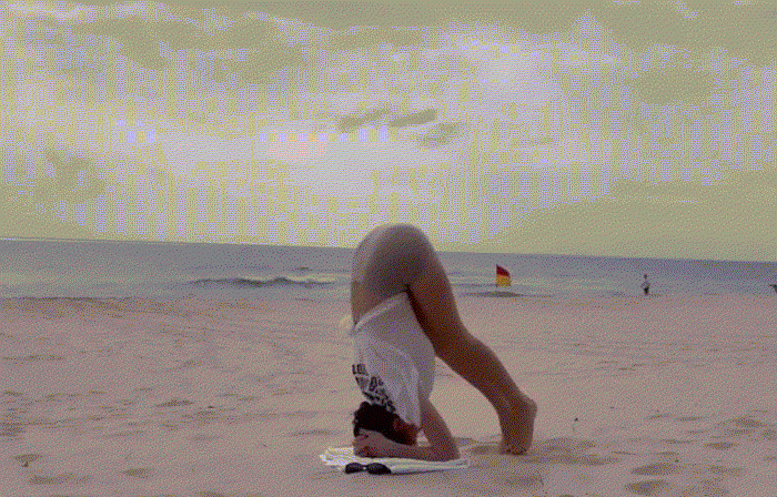 Hồ Ngọc Hà tranh thủ luyện động tác yoga 'khó nhằn' khi đưa con đi biển - 1
