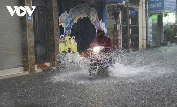 Cơ quan khí tượng cảnh báo khả năng rất cao El Nino quay trở lại từ giữa năm 2026, có thể đạt cường độ mạnh vào cuối năm, kéo theo nắng nóng gay gắt và thời tiết cực đoan. Trong ngắn hạn, nhiều khu vực trên cả nước tiếp tục đối mặt mưa dông, lốc, sét và gió giật mạnh.