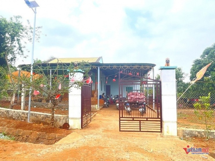 Nhờ chịu khó và mạnh dạn chuyển đổi cây trồng, năm 2012, ông Rơ Châm Nek đã xây được ngôi nhà kiên cố