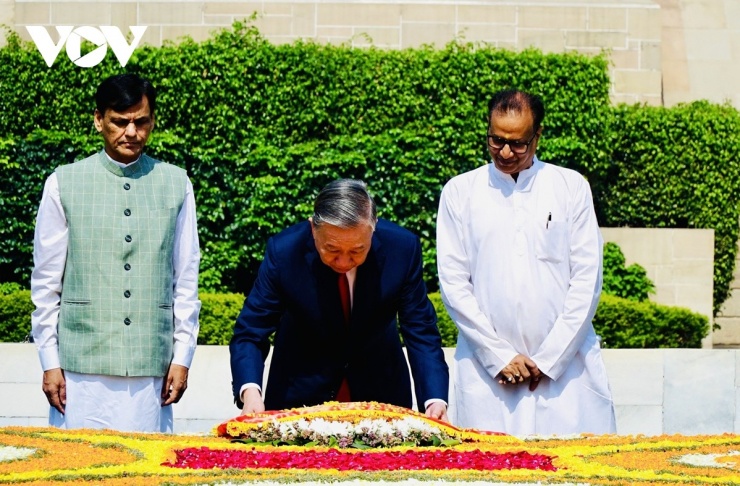 Tổng Bí thư, Chủ tịch nước Tô Lâm đặt vòng hoa tại đài tưởng niệm Mahatma Gandhi