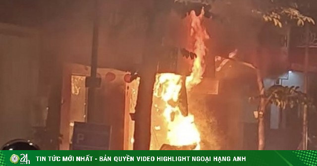 Quán cháo ở phố cổ Hà Nội bốc cháy trong đêm, 4 người mắc kẹt