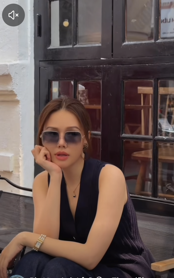 Diễn viên Phanh Lee khoe style đời thường.