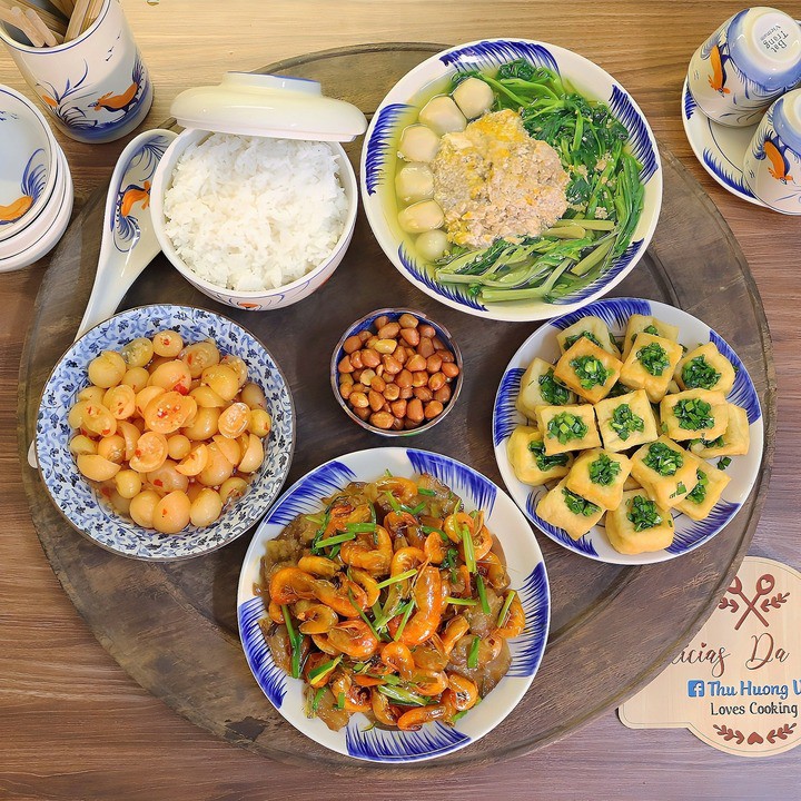 Thực đơn gồm tôm sông rang thịt, đậu phụ rán tẩm hành, canh cua nấu khoai sọ rau rút, cà pháo dầm.
