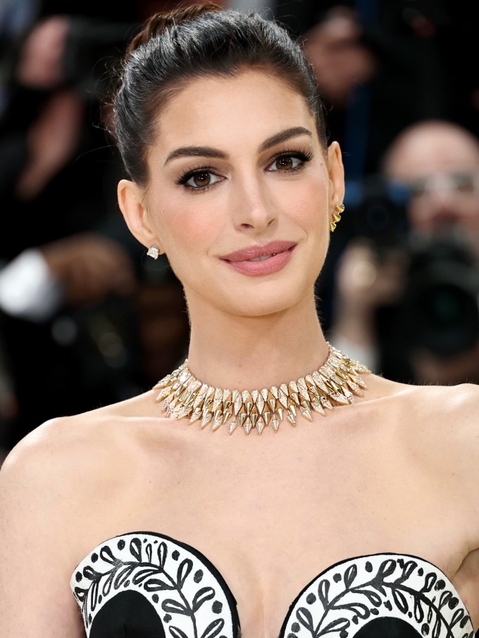 Cận cảnh layout trang điểm của Anne Hathaway tại Met Gala năm nay.