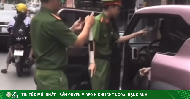 Xử phạt nữ tài xế cố thủ trên xe khi cảnh sát yêu cầu kiểm tra