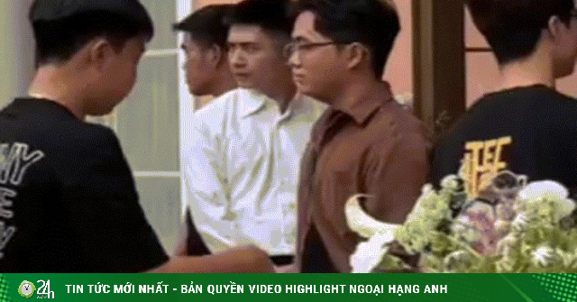 Đón khách phụ vợ, chiến sĩ công an gây chú ý vì ánh mắt 'nghiệp vụ'