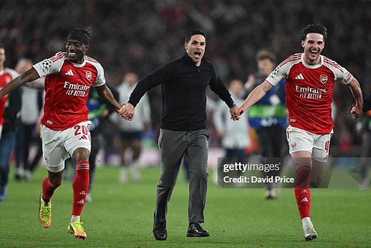 Arteta và các cầu thủ Arsenal ăn mừng cuồng nhiệt sau trận