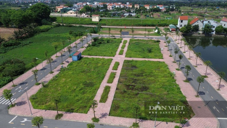 Thế nhưng, cơn "sốt đất" đi qua nhanh như cách nó ập đến. Ngày 6/5/2026, phóng viên Dân Việt trở lại khu đất giá đất Lòng Khúc – sau gần 2 năm kể từ phiên đấu giá "vô tiền khoáng hậu" ấy, khung cảnh huy hoàng ngày nào đã hoàn toàn biến mất, nhường chỗ cho sự hoang tàn, vắng lặng.