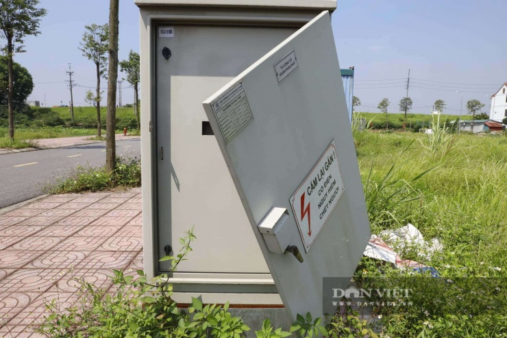 Hệ thống cơ sở hạ tầng tại đây đang dần xuống cấp, nhiều tủ điện hư hỏng, bung nắp.