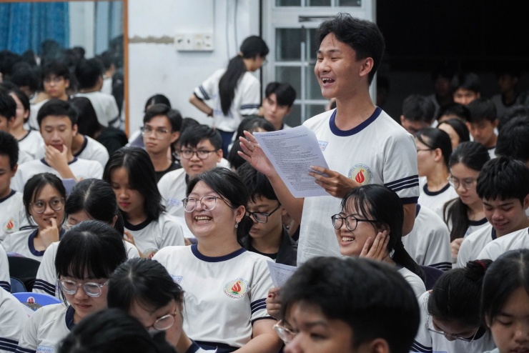 Không khí đặc biệt trong lớp luyện thi miễn phí ở TPHCM - 4