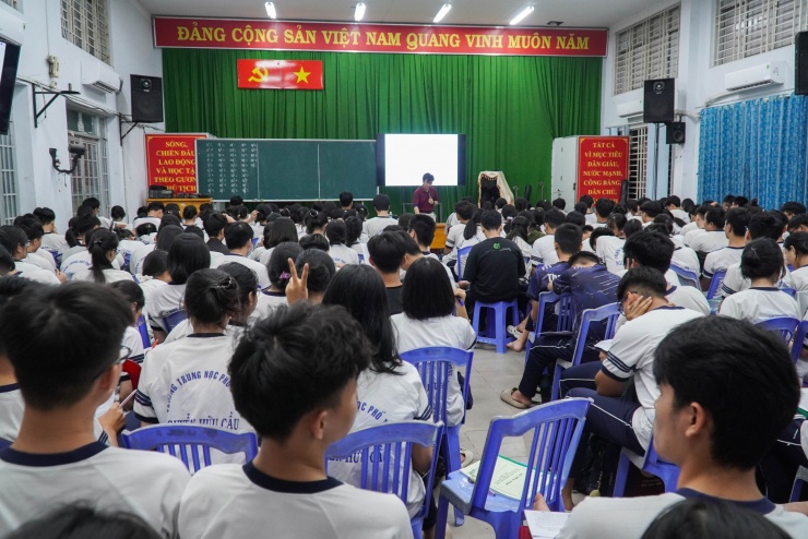 Không khí đặc biệt trong lớp luyện thi miễn phí ở TPHCM - 5