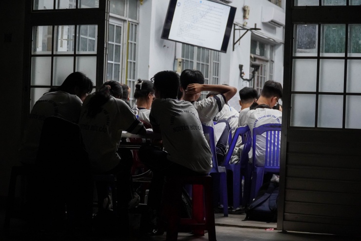 Không khí đặc biệt trong lớp luyện thi miễn phí ở TPHCM - 9