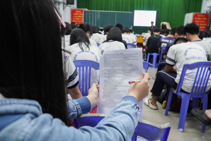 Không khí đặc biệt trong lớp luyện thi miễn phí ở TPHCM - 10