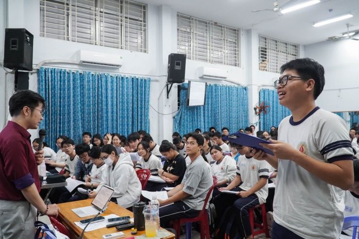 Không khí đặc biệt trong lớp luyện thi miễn phí ở TPHCM - 11
