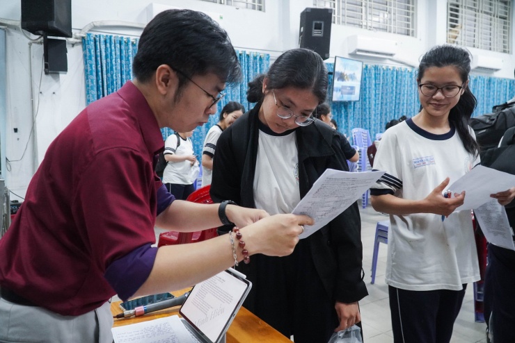 Không khí đặc biệt trong lớp luyện thi miễn phí ở TPHCM - 12