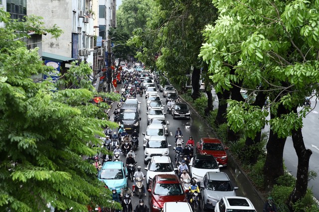 Dự thảo của UBND TP Hà Nội đề xuất loạt nhiệm vụ ưu tiên, chuẩn bị hạ tầng và chính sách cho lộ trình hạn chế xe xăng tại trung tâm.