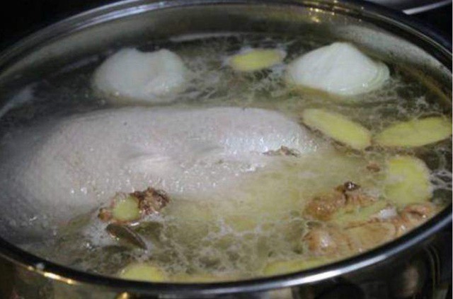 Gừng khi cho vào nồi nước luộc vịt sẽ khử mùi hôi hiệu quả.