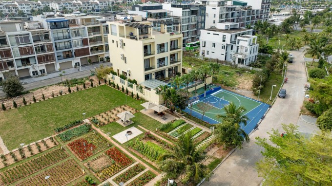 Công trình cao bốn tầng, có bể bơi ngoài trời, sân bóng rổ bên cạnh vườn rau và vườn hoa tô điểm cho không gian thêm sinh động.