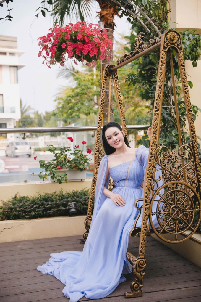 Chia sẻ trên Ngôi sao, ca sĩ Tân Nhàn cho biết cơ ngơi của cô vừa hoàn thành việc cải tạo hồi đầu năm nay. Biệt thự có 10 phòng ngủ, tọa lạc trên khuôn viên 1.000 m2, cách bờ biển khoảng 30 m.